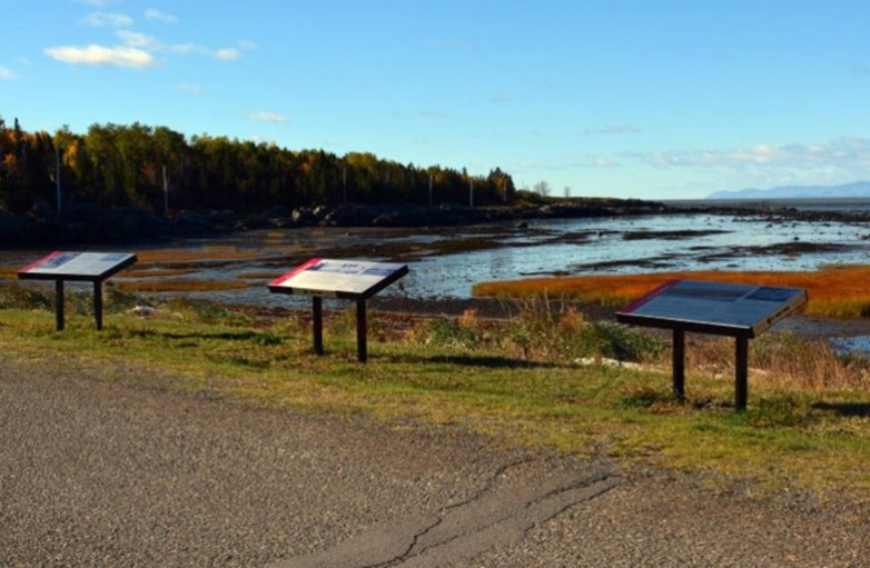 Tryptique en bord de fleuve, Circuit Fil Rouge Rivière-Ouelle, 2015